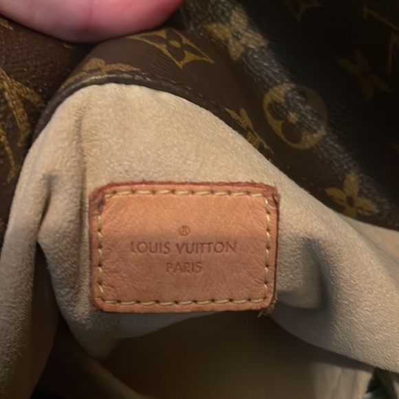 Louis Vuitton - Picture 3 of 7